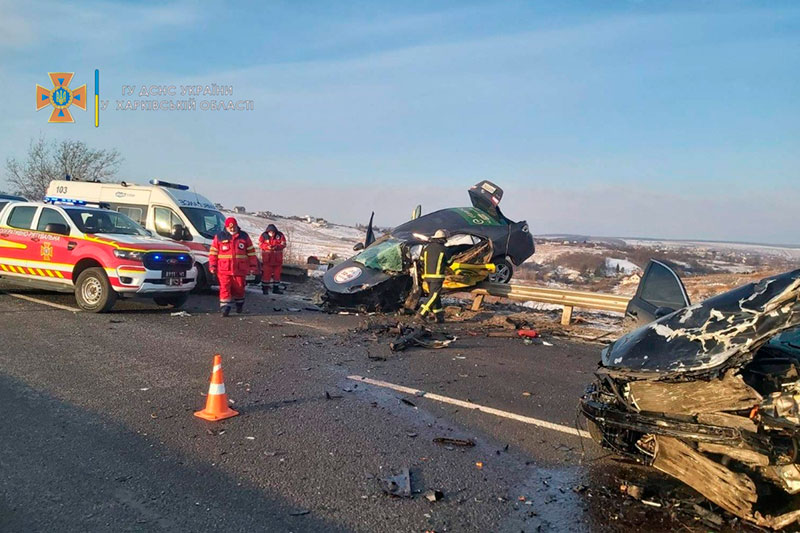 Авто разорвало на две части: в Харькове такси попало в жуткое ДТП (фото)