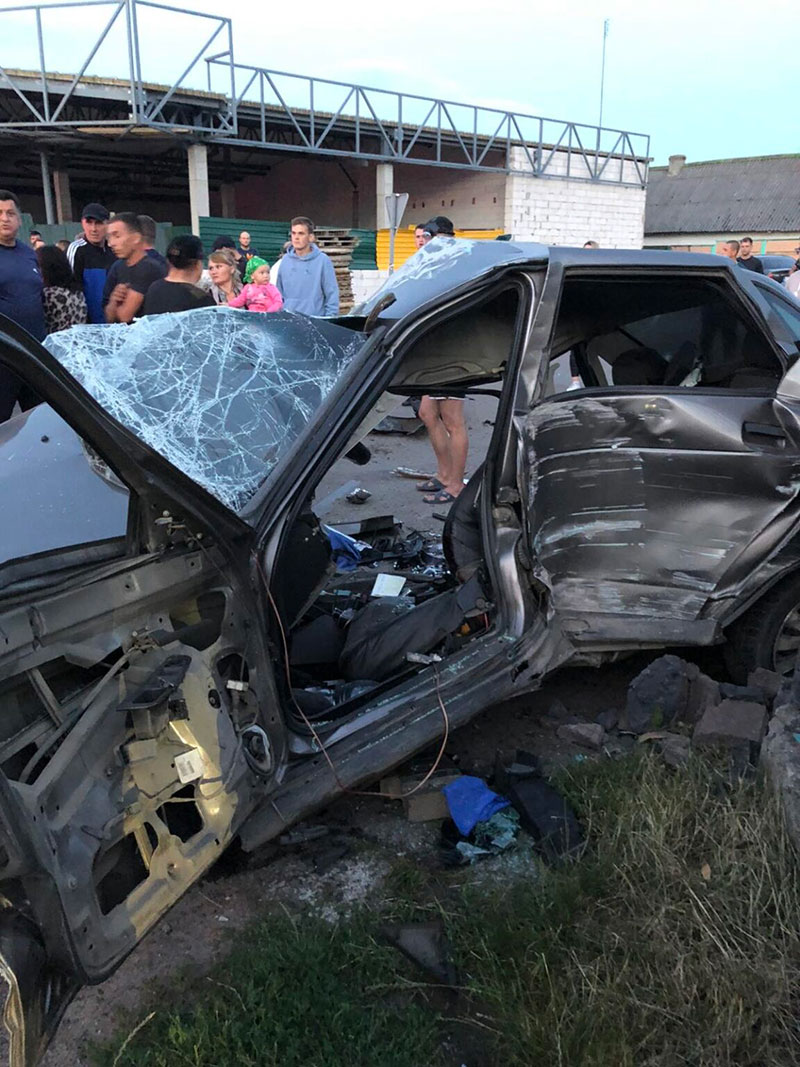 Смертельная авария в Ровенской области: водитель внедорожника раздавил автомобиль такси (фото)