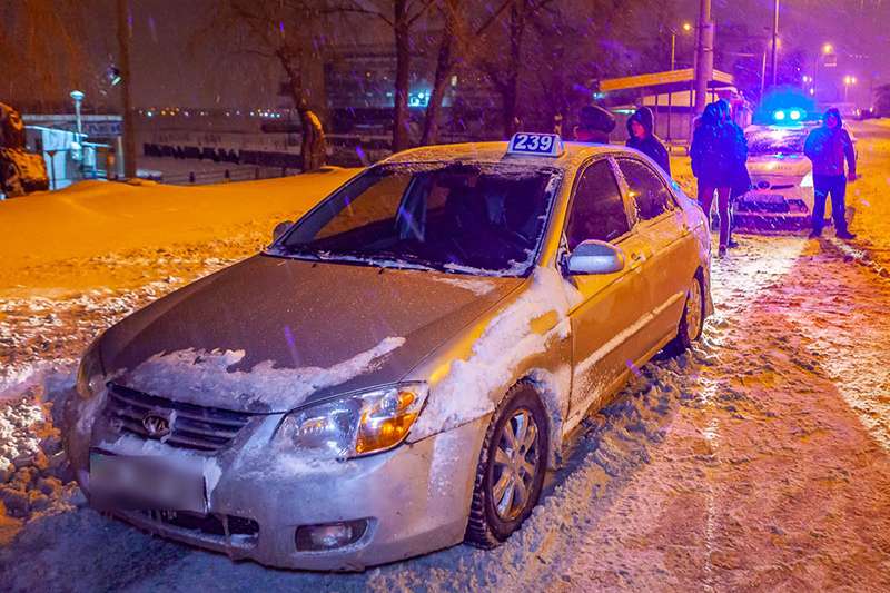 В Днепре подросток с пистолетом и друзьями катался в такси