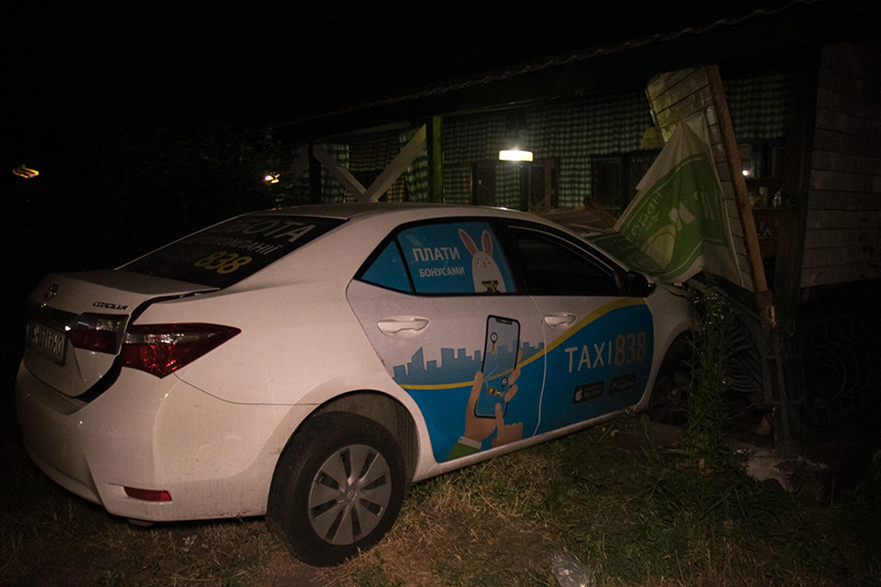 В Киеве Chevrolet влетел в автомобиль такси и отправил его в летнюю террасу ресторана