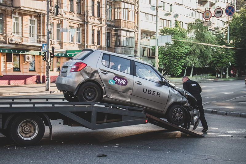 В центре Киева на перекрестке столкнулись Volkswagen и Skoda службы такси Uber