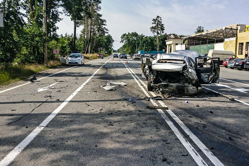 В Киеве на Столичном шоссе Volkswagen врезался в такси Lanos: погибла девушка