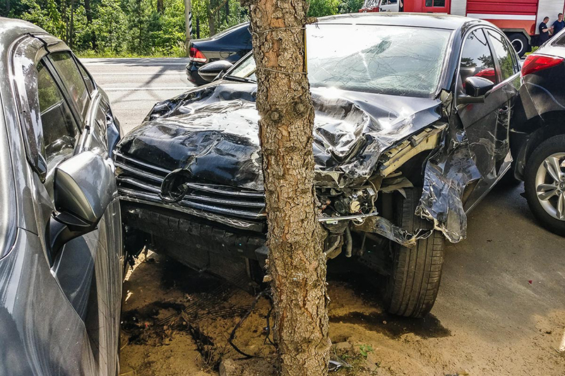 В Киеве на Столичном шоссе Volkswagen врезался в такси Lanos: погибла девушка