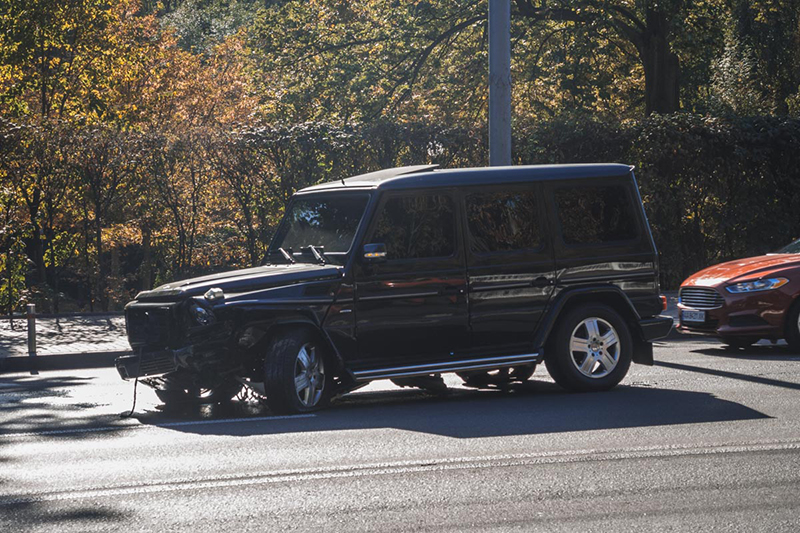 В Киеве Gelandewagen протаранил такси Uklon: пострадал ребенок