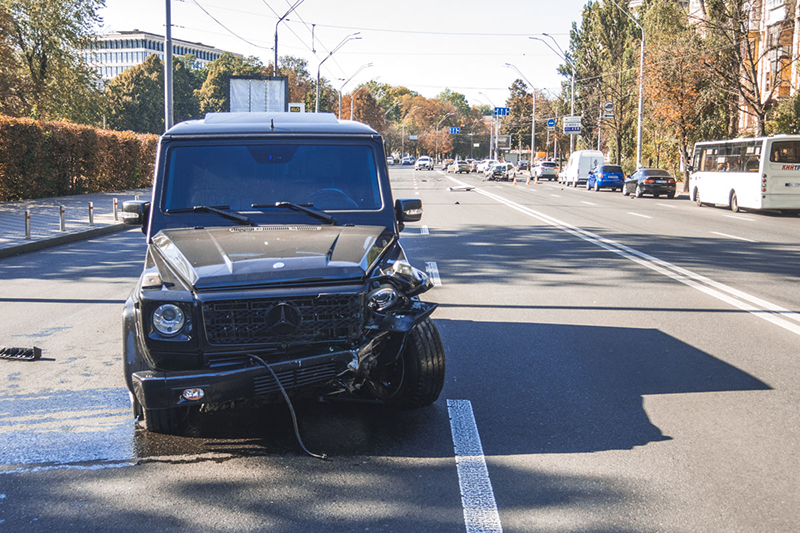 В Киеве Gelandewagen протаранил такси Uklon: пострадал ребенок