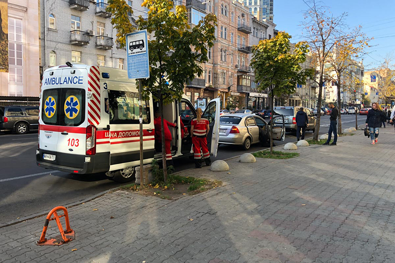 В центре Киева мужчина умер во время поездки в такси