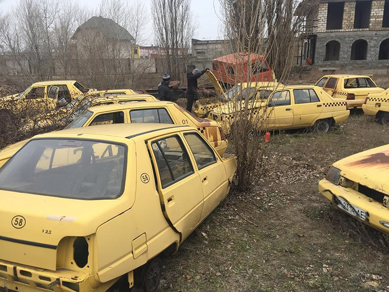 В Запорожской области обнаружили "кладбище" желтых такси ЗАЗ (фото)