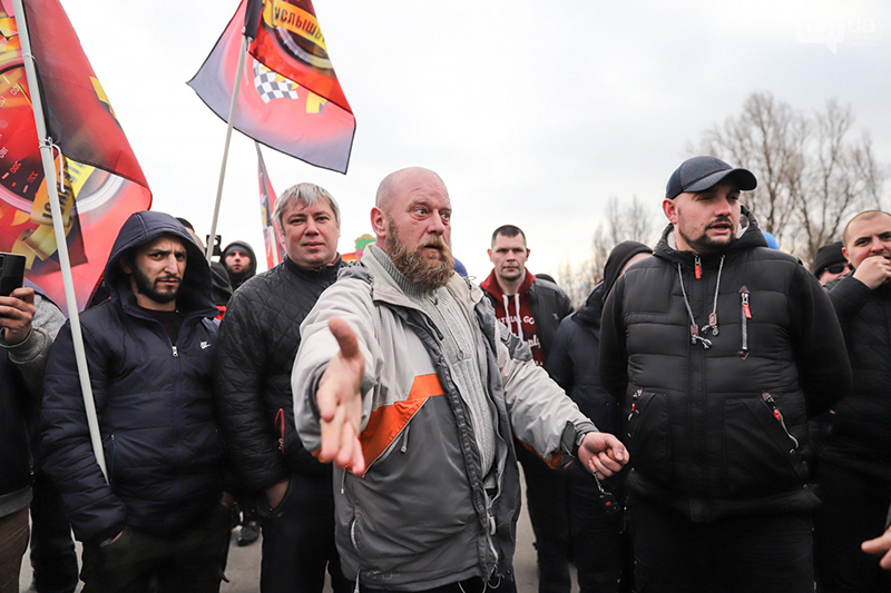 В Запорожье таксисты митинговали против низких тарифов. Фото