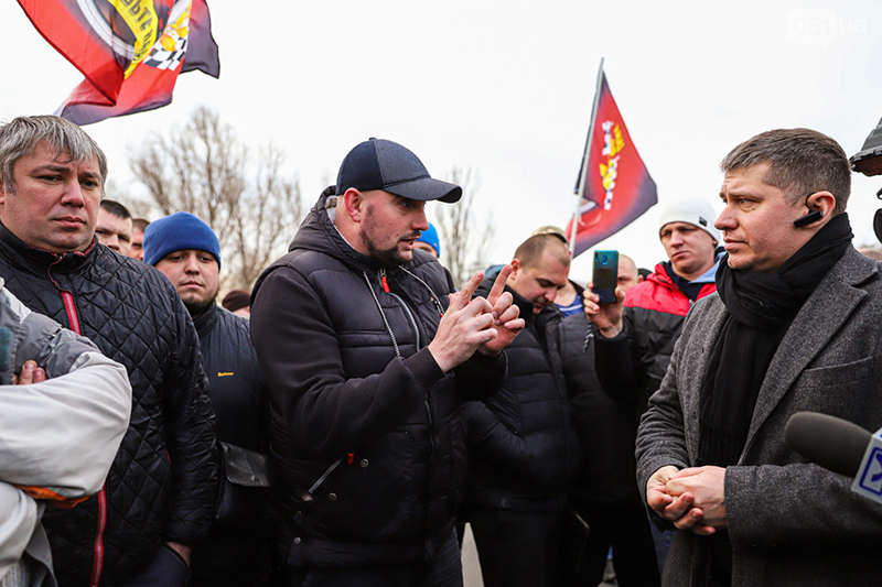 В Запорожье таксисты митинговали против низких тарифов. Фото