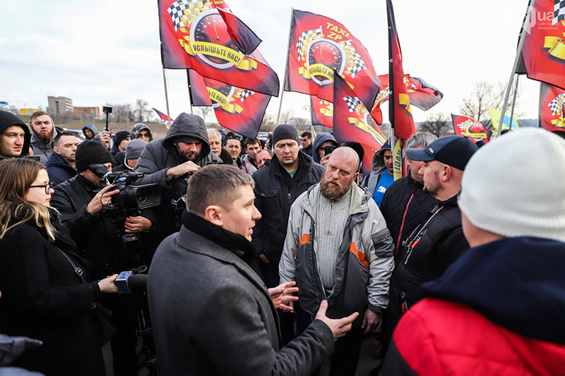 В Запорожье таксисты митинговали против низких тарифов. Фото