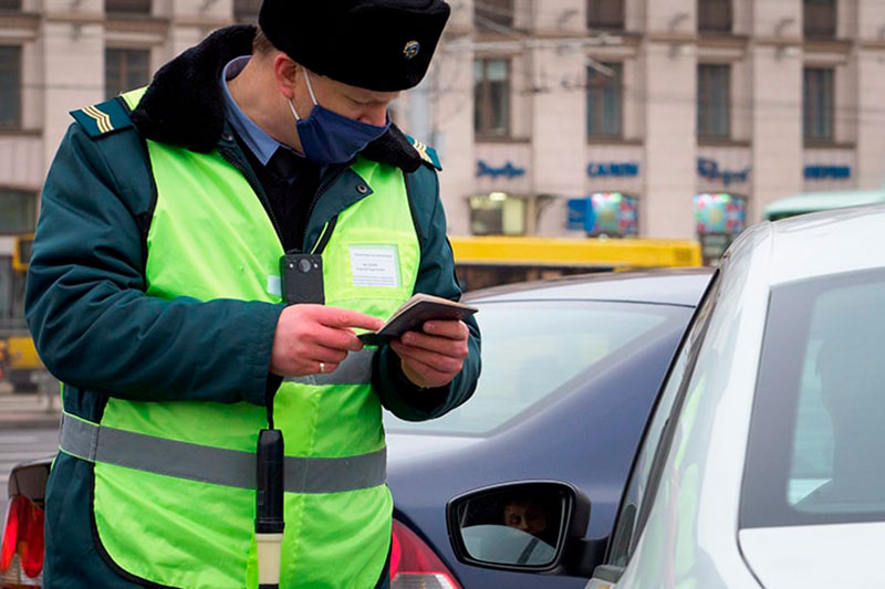 У службы 800 автомобилей такси и всего один работник по документам - что скажет налоговая?