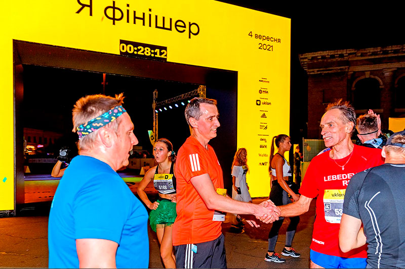 Как прошел Uklon Night Run: Министр здравоохранения пробежал марафон вместе с Харли Квинн и Мавкой (фото)