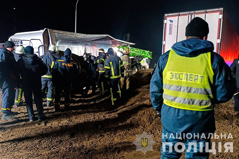 В Харькове фура раздавила автомобиль такси, в смертельного ДТП погибли три человека