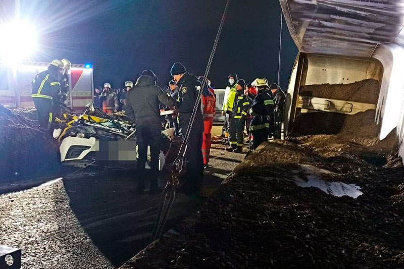 В Харькове фура раздавила автомобиль такси, в смертельного ДТП погибли три человека