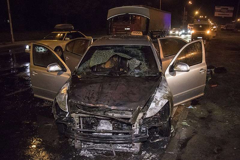 В Киеве на Богатырской сгорело такси Skoda