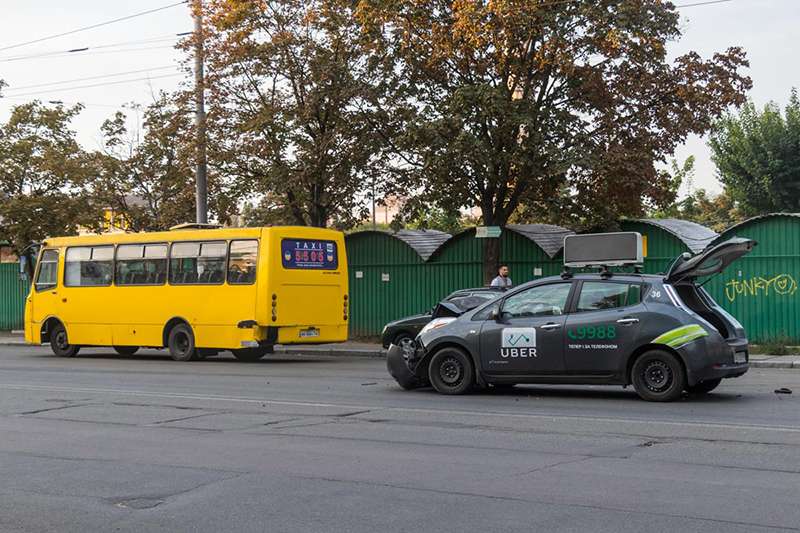 В Киеве на Виноградаре водитель такси Uber протаранил маршрутку. Фото