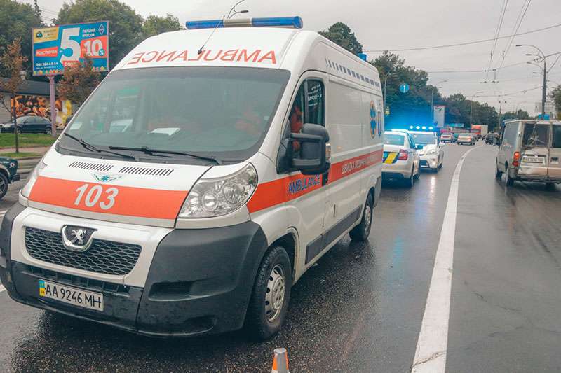 В Киеве на Лобановского Renault влетел в грузовик: водитель погиб, двоих забрала «скорая». Фото