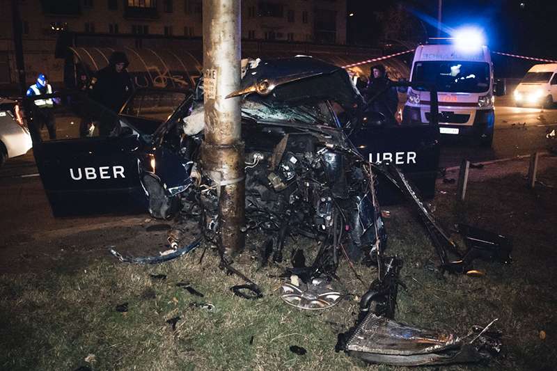 В Киеве на проспекте Гагарина пьяный водитель Uber впечатался в столб: пассажир в тяжелом состоянии. Фото