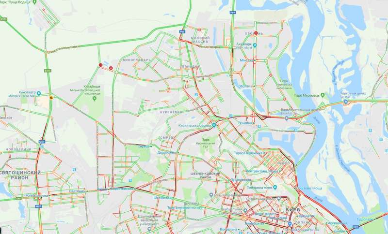 В Киеве образовались многочисленные пробки, движение осложнено