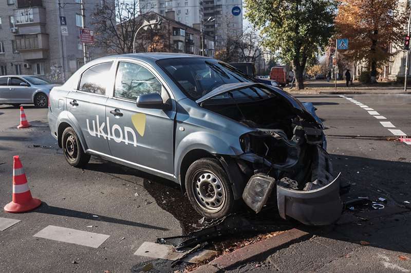 В Киеве не разминулись Toyota и Uklon: пострадал ребенок. Видео