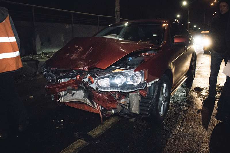 На мосту Метро в Киеве пьяный водитель Mitsubishi врезался в такси