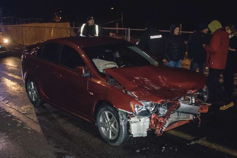 На мосту Метро в Киеве пьяный водитель Mitsubishi врезался в такси