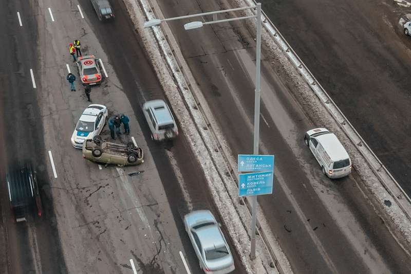 В Киеве Volkswagen перевернул такси с 4-летним ребенком в салоне