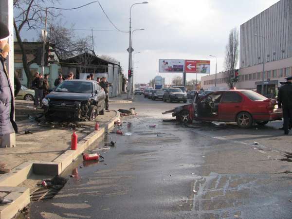 Авария такси в Одессе: сгоревший автомобиль, трое пешеходов в больнице. Фото