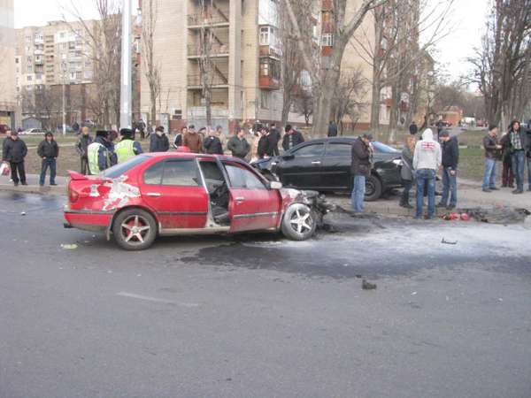 Авария такси в Одессе: сгоревший автомобиль, трое пешеходов в больнице. Фото