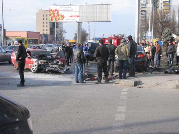 Авария такси в Одессе: сгоревший автомобиль, трое пешеходов в больнице. Фото