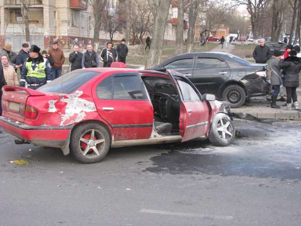 Авария такси в Одессе: сгоревший автомобиль, трое пешеходов в больнице. Фото