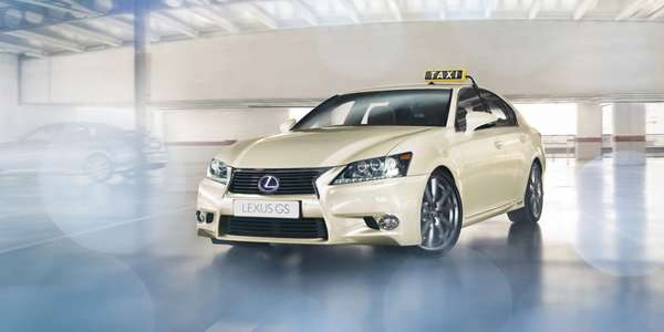 Lexus GS 300h превратили в такси