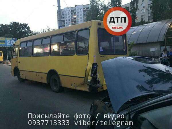 В Киеве такси Audi врезалось с маршрутку, есть пострадавшие. Фото