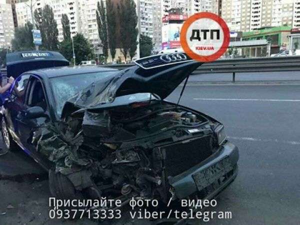 В Киеве такси Audi врезалось с маршрутку, есть пострадавшие. Фото