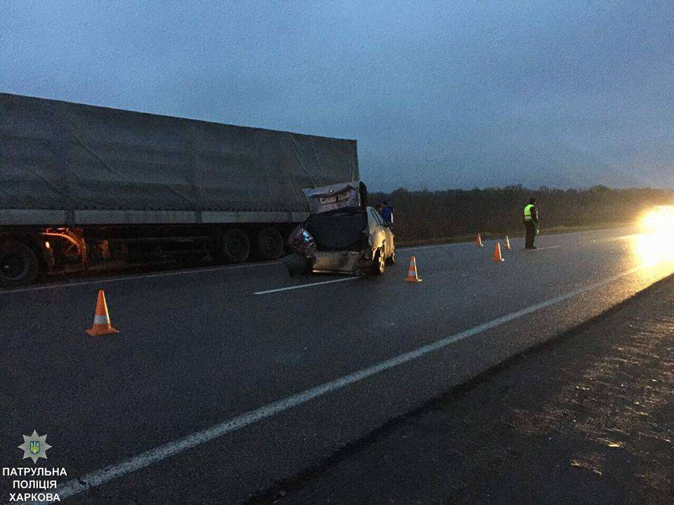 Автомобиль такси вылетел с дороги в Харькове. Есть пострадавшие (фото)